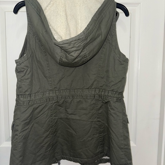 Rue21 Green Utility Vest with Collar and Faux Fur Lining - Picture 4 of 10